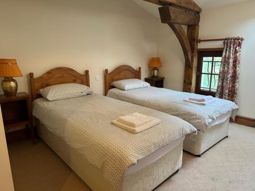 deux lits côte à côte dans une chambre dans l'établissement 10 Le Bastit, à Saint-Médard-de-Mussidan