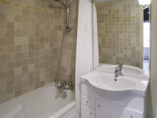une salle de bain avec un lavabo et une baignoire dans l'établissement 10 Le Bastit, à Saint-Médard-de-Mussidan
