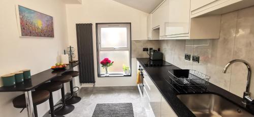 Luxury London house sleeps 13, 2 minutes to metro photo 33