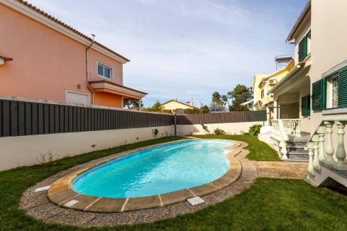a swimming pool in the backyard of a house at Casa Ze da Cotta Marisol in Corroios