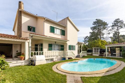 a house with a swimming pool in the yard at Casa Ze da Cotta Marisol in Corroios
