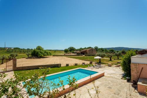 an image of a swimming pool in a yard at Quinta da Cortiça - Casa da Torre in Alvaiázere