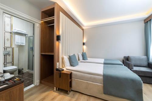 イスタンブールにあるホテル ブラック チューリップのベッドとバスルーム付きのホテルルームです。
