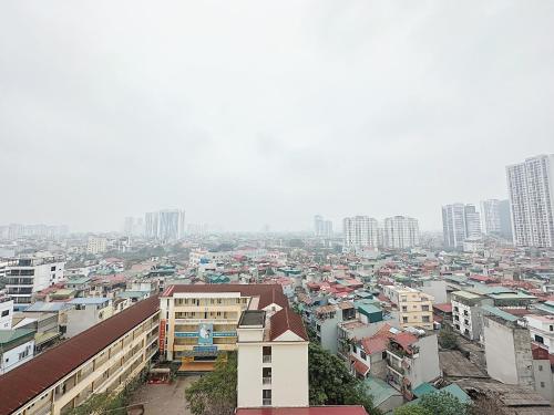 Blick auf eine Stadt mit hohen Gebäuden in der Unterkunft Tpland Việt Nam - Vinhomes Times City- Park Hill in Hanoi