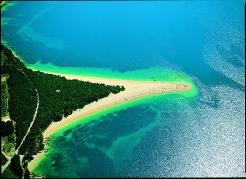 an aerial view of a beach in the ocean at Villa Jasmin in Bol
