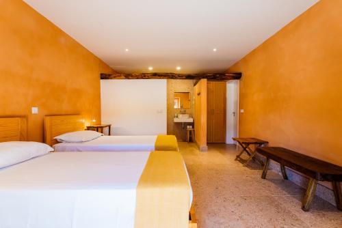 een kamer met twee bedden en een bank erin bij Quinta da Cortiça - Casa da Torre in Alvaiázere