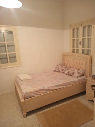 1 dormitorio con cama y ventana en Maison de vacances, en Tabarka