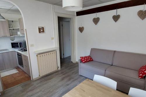 Il comprend un salon avec un canapé et une cuisine. dans l'établissement Accogliente Bilocale In Zona Centrale - alloggio uso turistico - VDA - Aosta - 0318, à Aoste