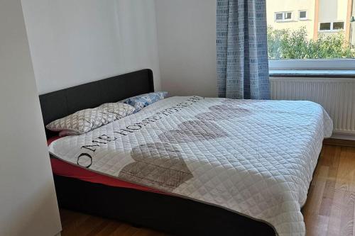 Una cama con edredón en un dormitorio en An apartment located at nature with 2.5 rooms, en Düsseldorf
