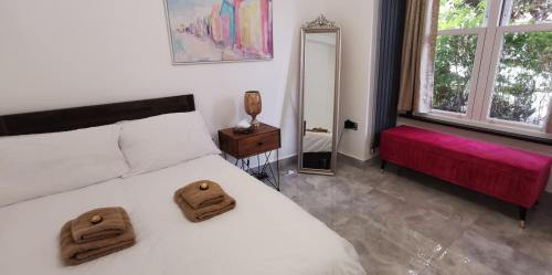 Postel nebo postele na pokoji v ubytování Luxury London house sleeps 13, 2 minutes to metro
