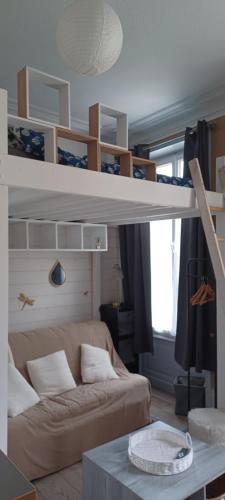 - un salon avec un canapé et une mezzanine dans l'établissement Studio hyper centre entre port et remblai, à Les Sables-dʼOlonne