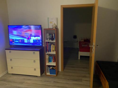 Televisyen dan/atau pusat hiburan di Ferienwohnung - Monteurwohnung Familie Houri