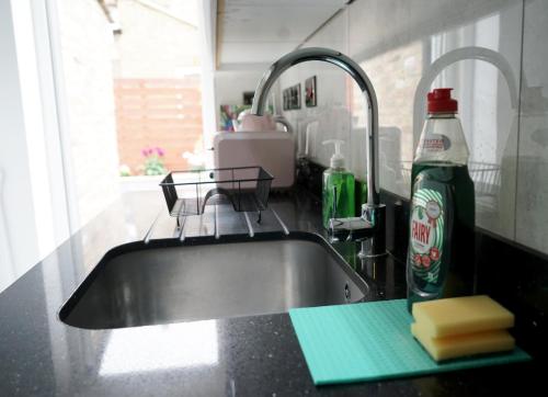 Luxury London house sleeps 13, 2 minutes to metro photo 45