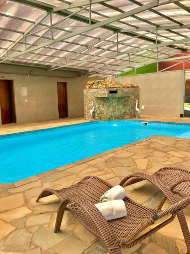 una grande piscina con centro benessere in un edificio di Pousada Pinho Verde a Monte Verde