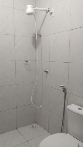 bagno con doccia e servizi igienici di Sítio Jacutinga a Pacoti
