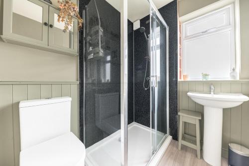 a bathroom with a shower and a sink at Couples getaway in central Windermere, ground floor flat with parking in Windermere