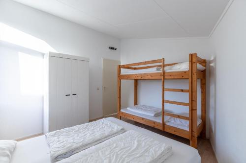 1 dormitorio con 2 literas y escalera en AmicitiA, en Lemmer
