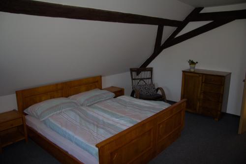 1 dormitorio con cama de madera y tocador de madera en Chalupa lipovka, 