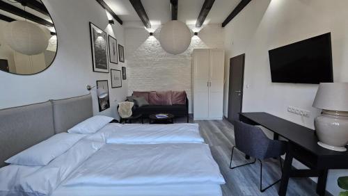 - une chambre avec 2 lits, un bureau et une télévision dans l'établissement Great Living Apartments, à Karlovy Vary