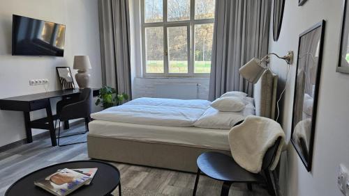 - une chambre avec un lit, un bureau et une fenêtre dans l'établissement Great Living Apartments, à Karlovy Vary