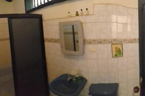 a bathroom with a sink and a mirror at Departamento Raíces in Curití