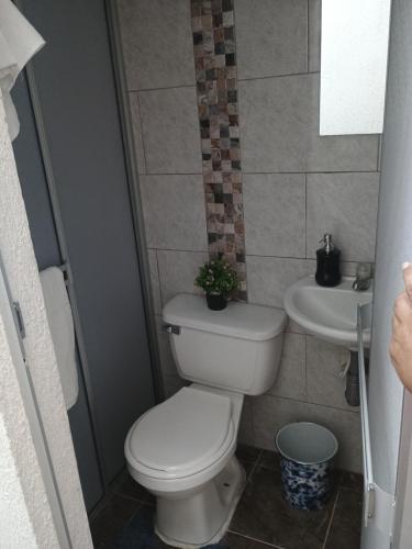 ein Bad mit einem WC und einem Waschbecken in der Unterkunft Alojamiento valerie in Neiva