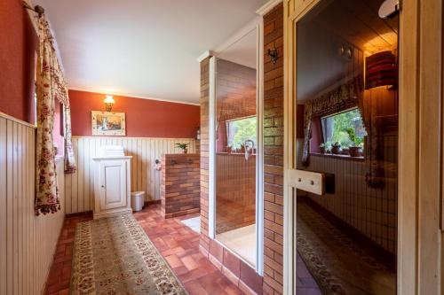 ルムニク・ヴルチャにあるConacul Malul Albのバスルーム(ガラスドア付きのシャワー付)