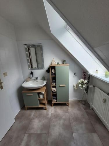 a bathroom with a sink and a mirror at Watt ne Bude in Büsum - Krabbeliebe Büsum in Büsum