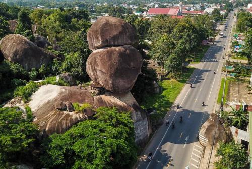 Landskap semula jadi dekat dengan perkhemahan mewah
