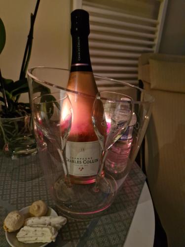 a bottle of wine in a glass on a table at Ome sweet home in Laubressel