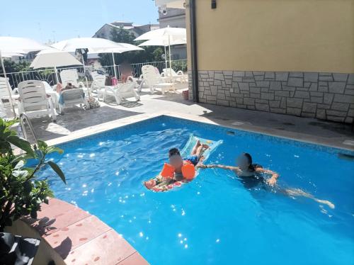 Kolam renang di atau dekat dengan La Playa Del Sol Tropea