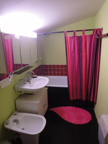 une salle de bain avec un lavabo, des toilettes et un miroir dans l'établissement La Picholine chambre Provence, à Courry