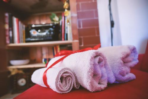 a pink and white towel on top of a bed at La Maison De Rose in Turi