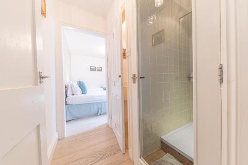 A bathroom at Enjoy relaxing family breaks in this central Ambleside apartment with parking