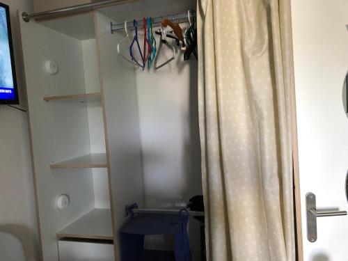 - un placard avec un rideau à côté d'une douche dans l'établissement Studio cabine en bord de mer, à La Grande-Motte, à La Grande Motte