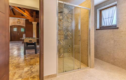 a glass shower in a room with a table at Villa & Ferienwohnung Rosa in Stari Pazin