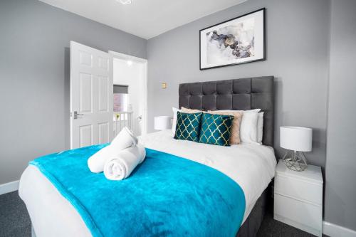 Ліжко або ліжка в номері 3 Bedroom House - Parking - Garden - Great Barr - Netflix - Top Rated -121J
