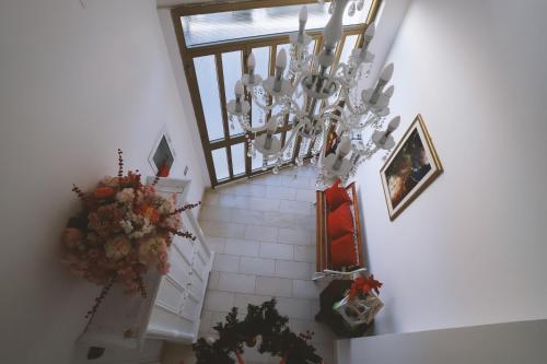 an overhead view of a hallway with a chandelier at La Maison De Rose in Turi
