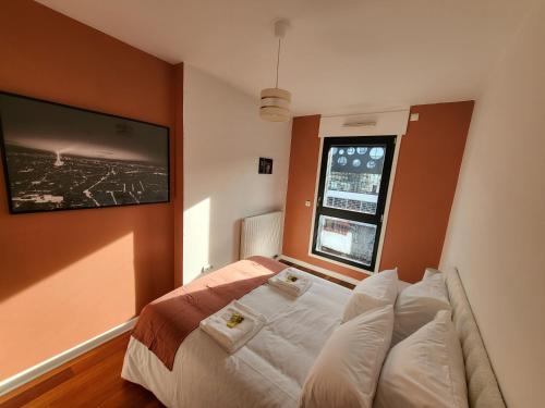 une chambre avec un lit et une fenêtre dans l'établissement Paris Montmartre Chic, à Paris