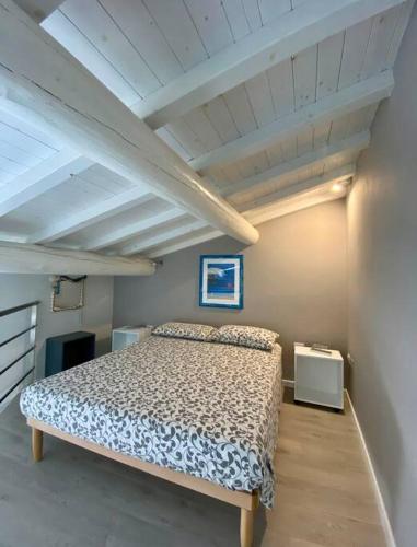um quarto com uma cama num quarto com um tecto em La casetta in fondo all'orto em Viareggio
