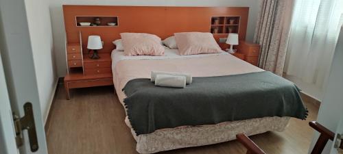 a bedroom with a large bed with two pillows at Apartamento centro de Malaga in Málaga