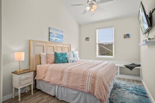 a bedroom with a bed and a window at Kia Ora Casita in Port Aransas