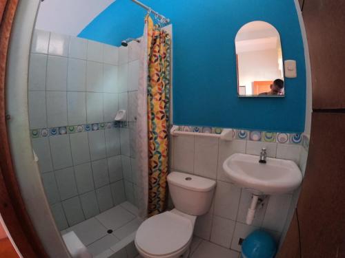 łazienka z toaletą i umywalką w obiekcie Shoffi's House Backpackers w mieście Tarapoto