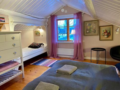 Schlafzimmer mit einem Bett und einem Fenster in der Unterkunft Villa Wargquist in Djuras