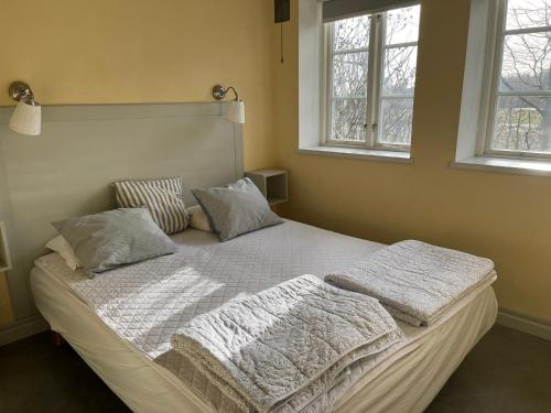 uma cama num quarto com duas almofadas em Eternellgården em Kivik