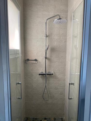 y baño con ducha y puerta de cristal. en Villa Primo 2, en Le Lambert