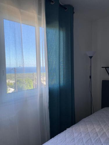 1 dormitorio con ventana y vistas al océano en Villa Primo 2, en Le Lambert