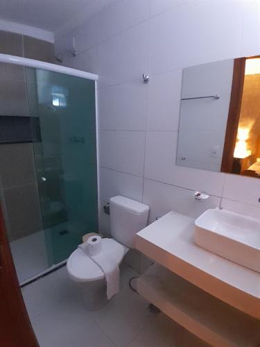 La salle de bains est pourvue de toilettes, d'un lavabo et d'une douche. dans l'établissement Hotel Da Orla, à Aracaju