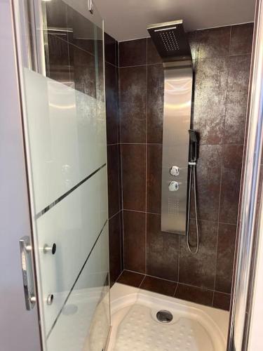 une douche avec une porte vitrée dans une salle de bain dans l'établissement Fabuleuse villa Marseille -7 chambres -14 pers avec grande piscine 2 jacuzzis, à Marseille