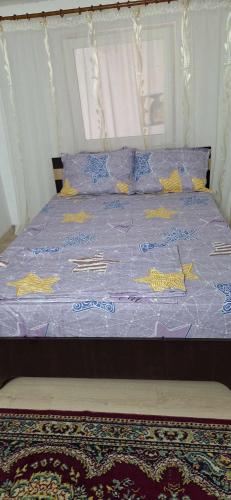 1 cama con edredón púrpura y almohadas en Zori de zi, 